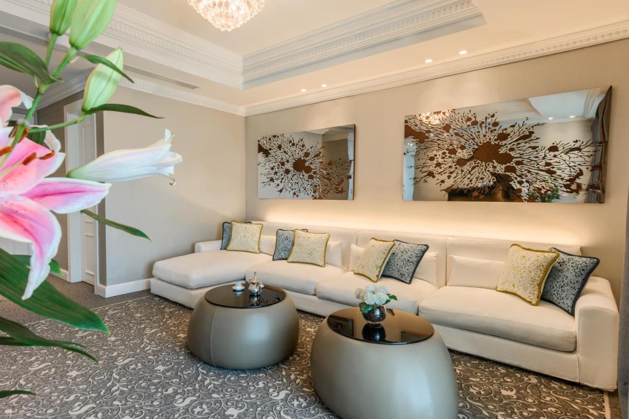 Centara West Bay Hotel & Residences Доха Экстерьер фото The lobby of the hotel
