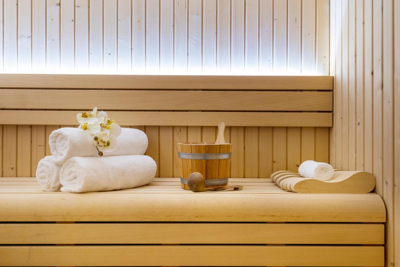 Centara West Bay Hotel & Residences Доха Экстерьер фото Sauna accessories